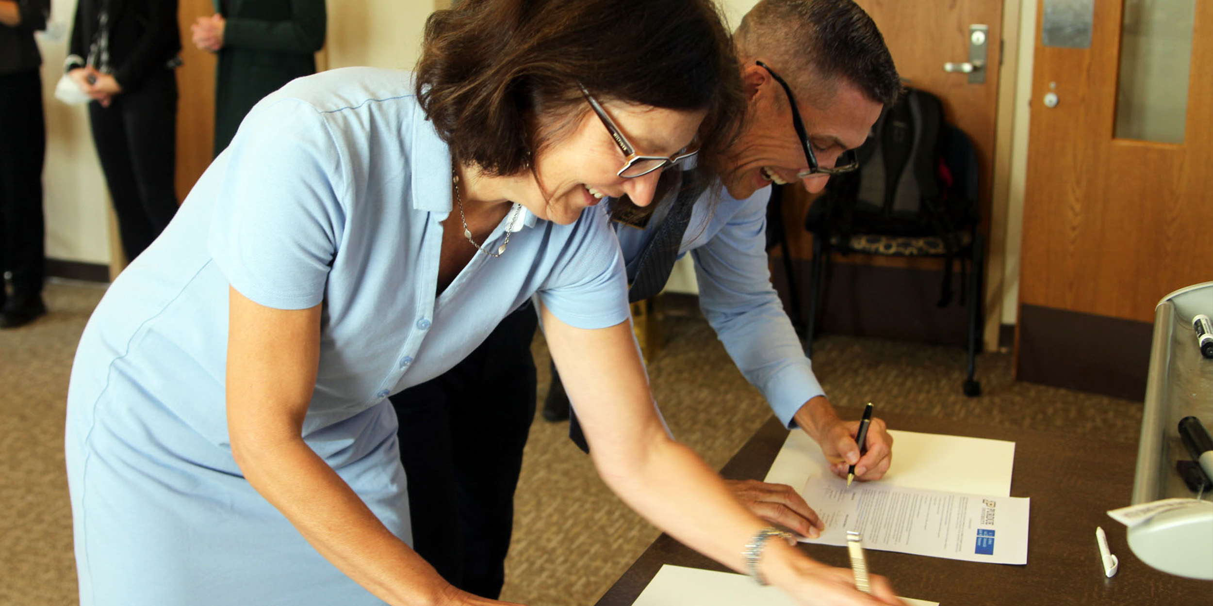 Prof. Dr. Bettina Lindmeier, LUH College of Education, and Phillip J. VanFossen, Interim Dean of the Purdue University College of Education, sign the Letter of Intent between LUH and Purdue.
