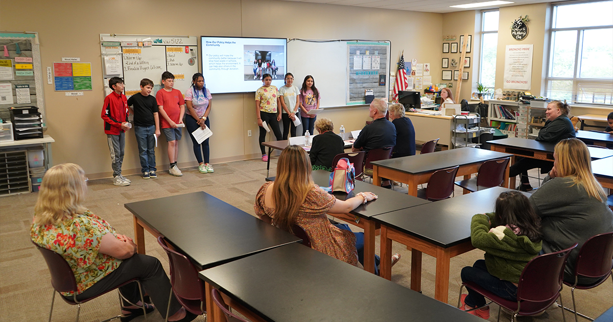 Intermediate school students present their project, 