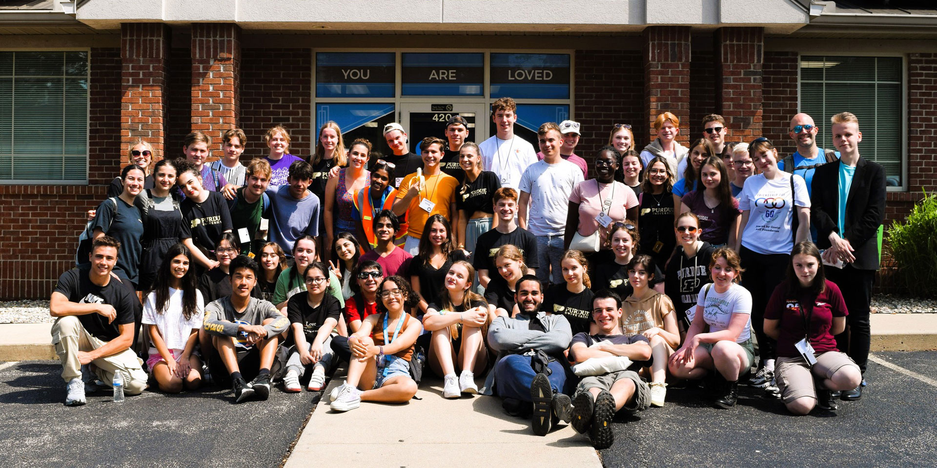 A large group of Ben Franklin Transatlantic Fellowship students standing in front of the Lafayette Urban Ministry building.